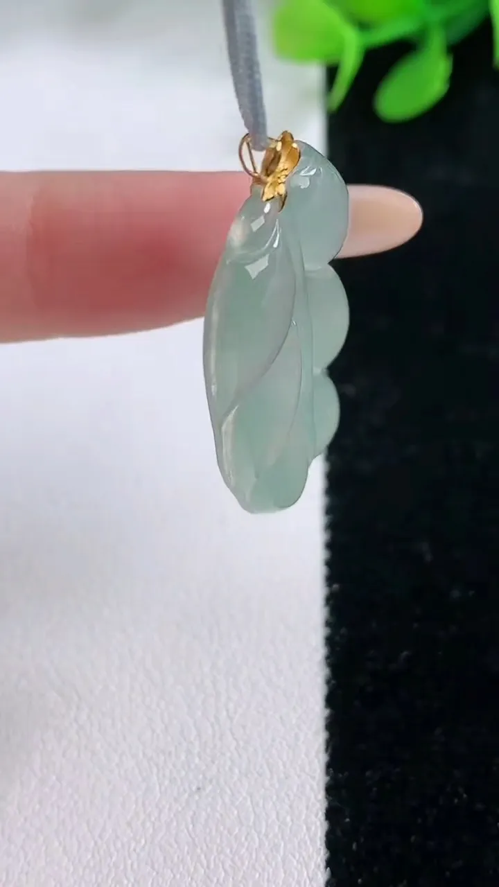 天然A货翡翠金枝玉叶 叶子吊坠，尺寸34-19.2-4，重量:5.05g
11月29日