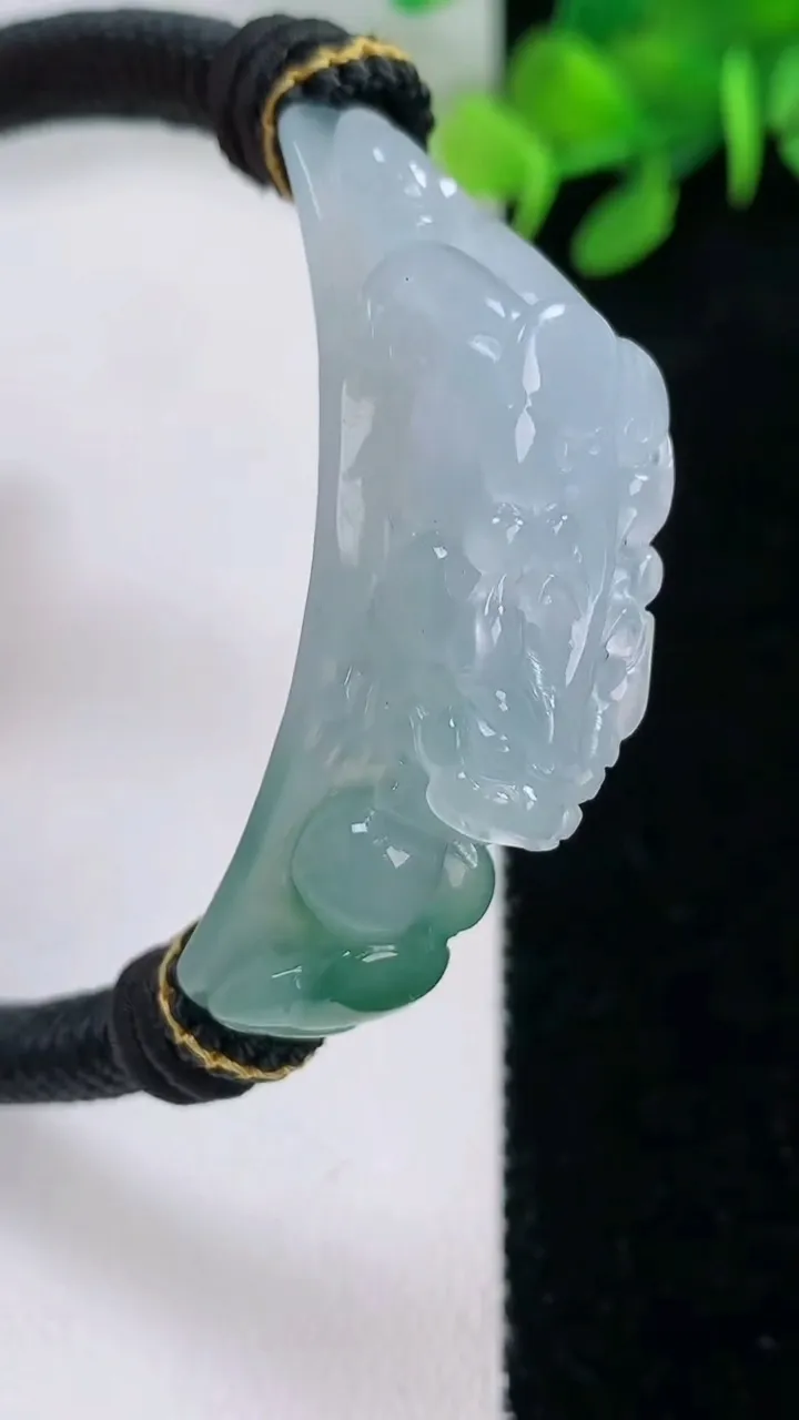 天然A货翡翠貔貅手绳，尺寸44.8-12.4-12.4，重量:27.88g
11月29日