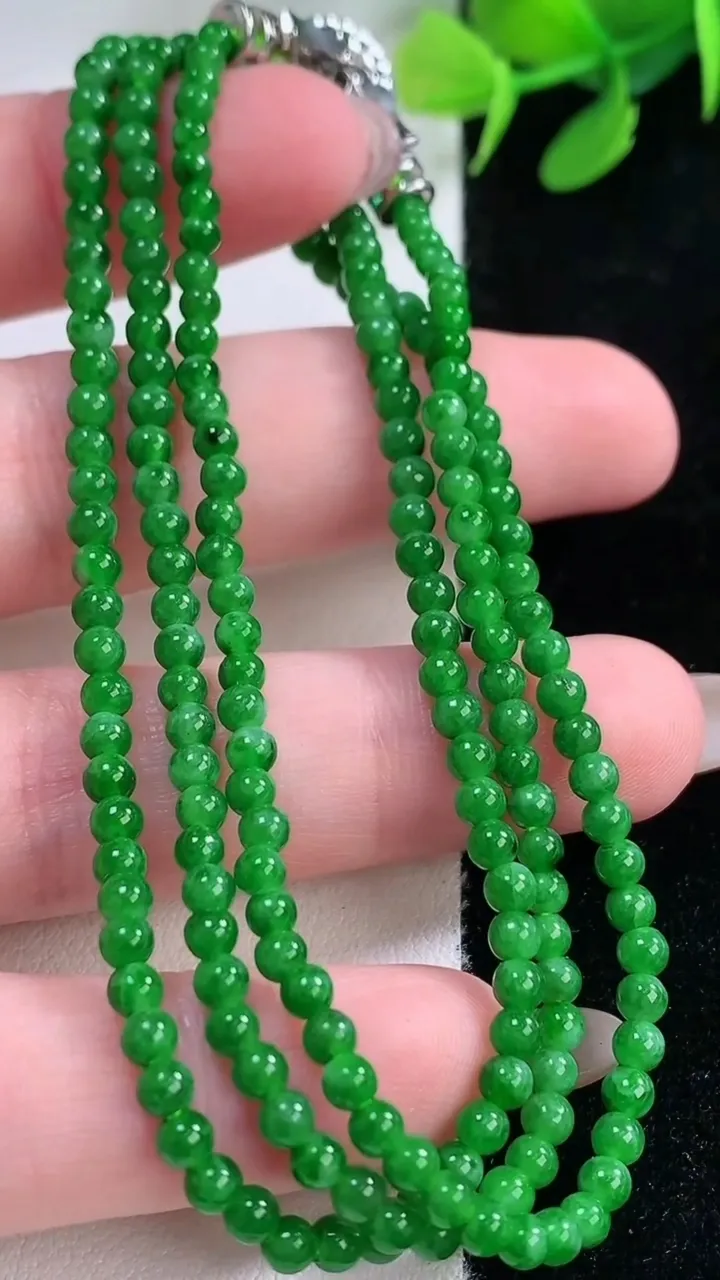天然A货翡翠小米珠项链，尺寸2.8-199颗，重量:11.15g11月29日
工厂直销收藏佳品,种好水足，色泽均匀，有种有色，上手高大气！