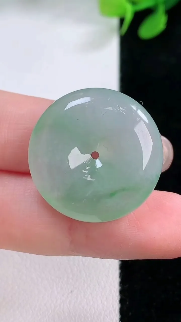 天然A货翡翠平安扣吊坠，尺寸24.7-5.8，重量:8.10g
11月29日