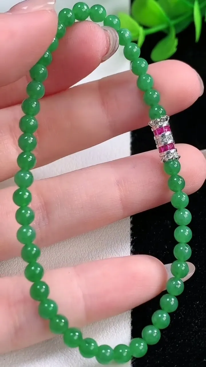 天然A货翡翠小米珠手串，尺寸3.7-44颗，重量:5.82g11月29日
工厂直销收藏佳品,种好水足，色泽均匀，有种有色，上手高大气！