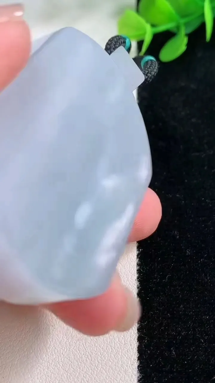 天然A货翡翠紫罗兰仿古无事牌吊坠，尺寸51.5-37.6-12.4，重量:74.65g
11月29日