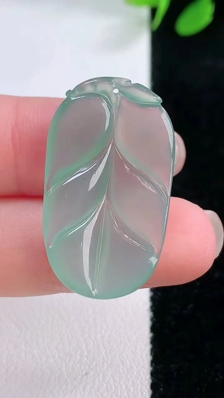 天然A货翡翠金枝玉叶 叶子吊坠，尺寸30.8-17.7-3.5，重量:3.78g
11月29日