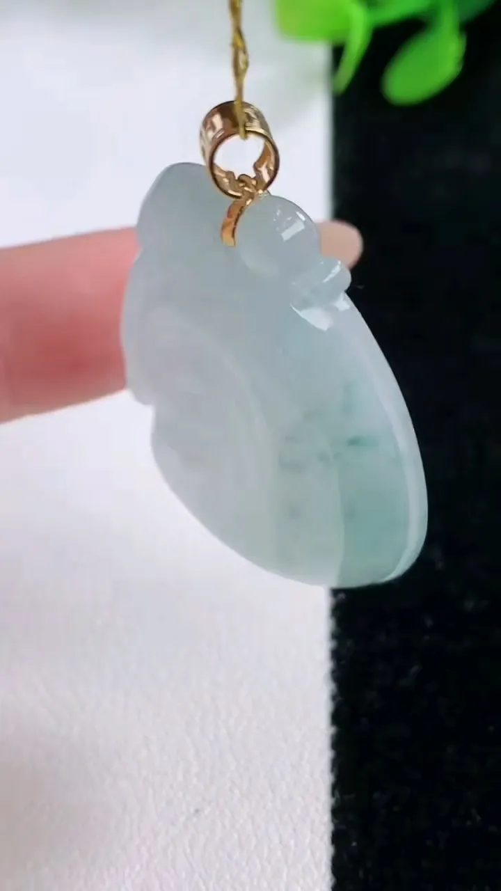 天然A货翡翠种飘花如意吊坠，尺寸38.4-23.4-5.9，重量:9.62g
11月29日