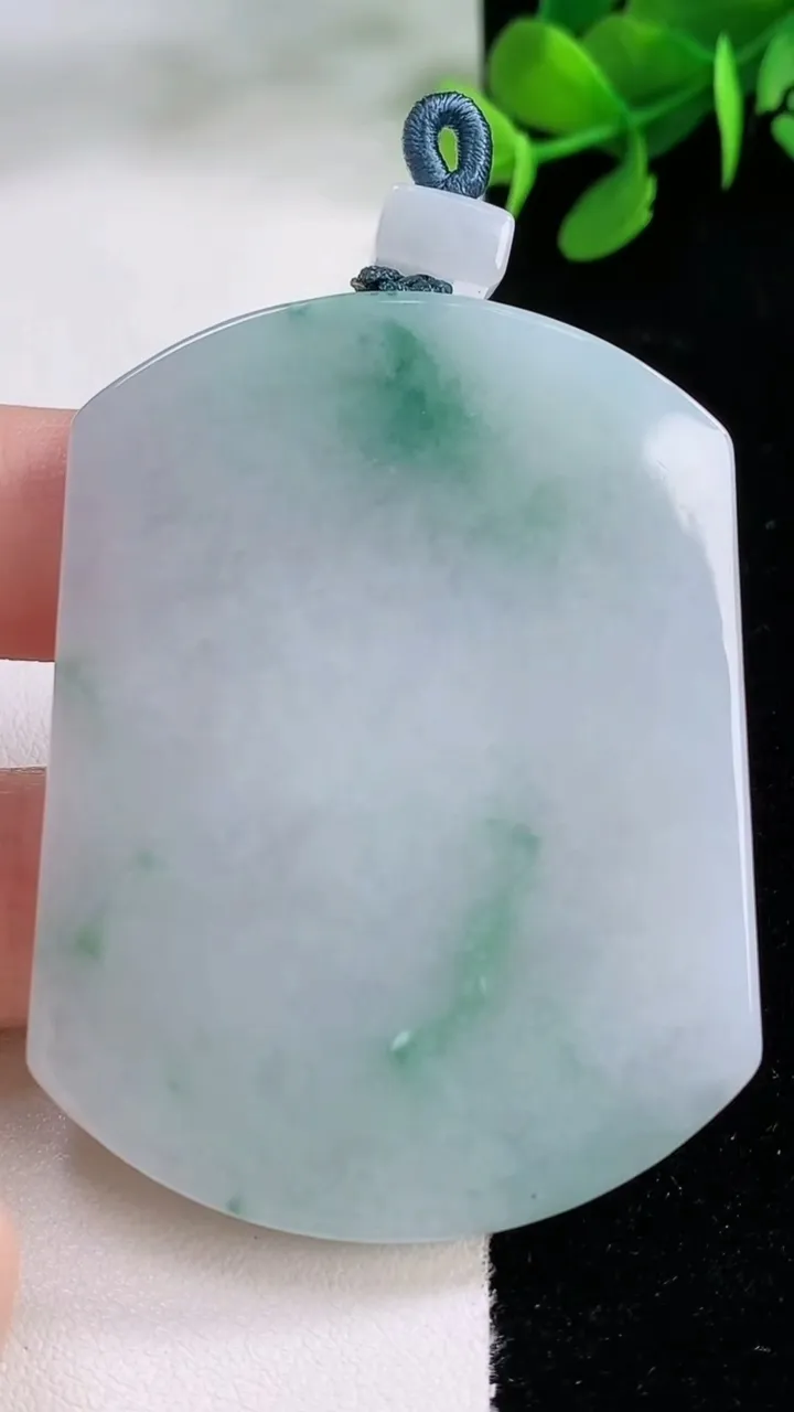 天然A货翡翠飘花无事牌吊坠，尺寸56.7-43.7-5.6，重量:42.46g
11月29日