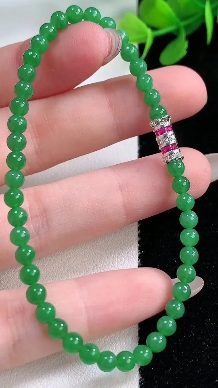 天然A货翡翠小米珠手串，尺寸3.7-44颗，重量:5.82g11月29日
工厂直销收藏佳品,种好水足