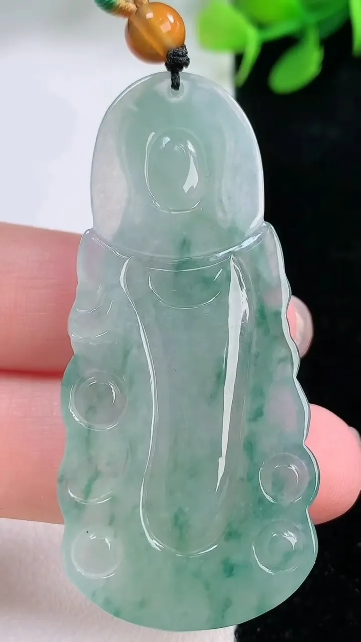天然A货翡翠冰种飘花观音菩萨吊坠，尺寸55.3-24-5.5，重量:14.88g
11月29日