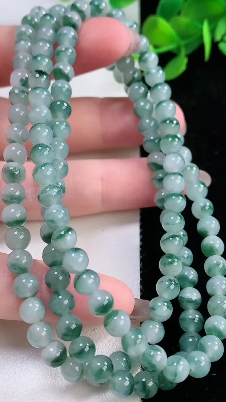 天然A货翡翠冰种飘花圆珠项链，尺寸5.3-128颗，重量:36.06g
11月29日