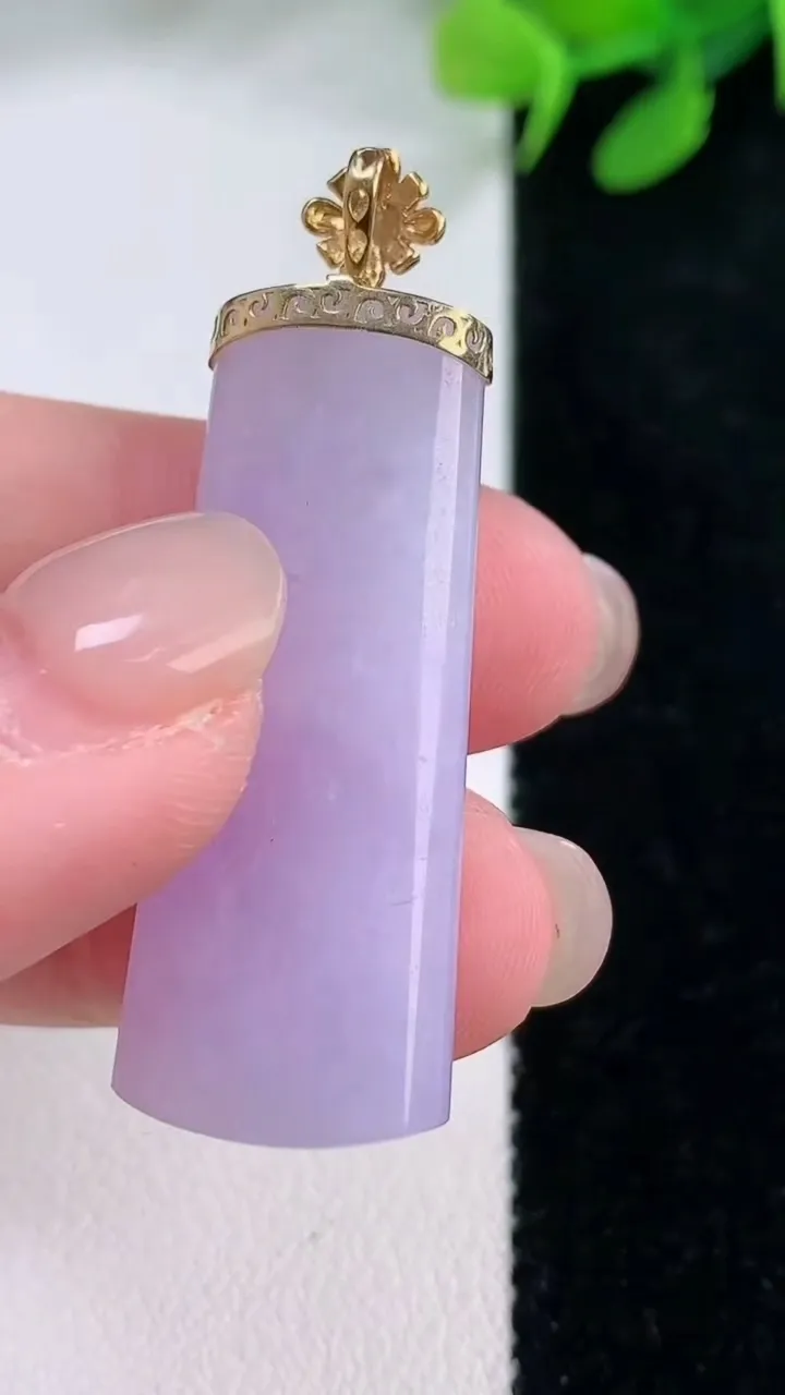天然A货翡翠18K金紫罗兰无事牌吊坠，尺寸36.7-13.6-6，重量:9.00g
11月29日