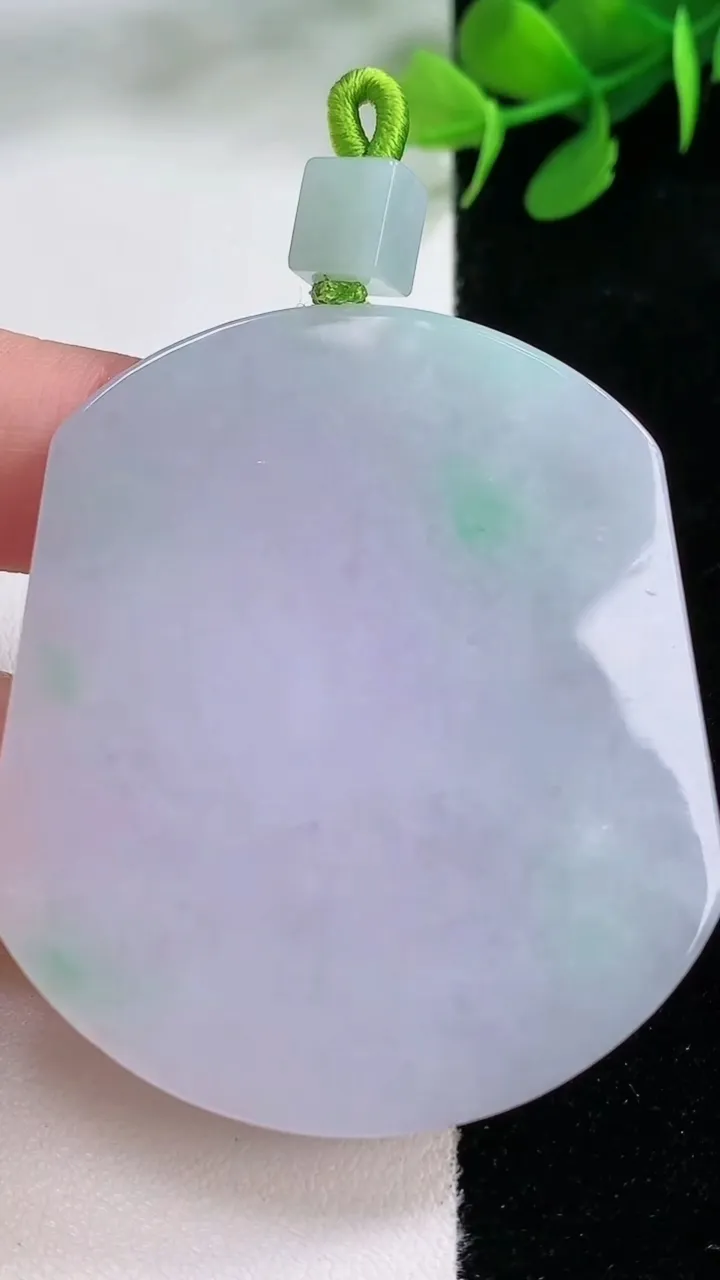 天然A货翡翠春带彩紫罗兰无事牌吊坠，尺寸52.4-46.2-5.1，重量:34.86g
11月29日