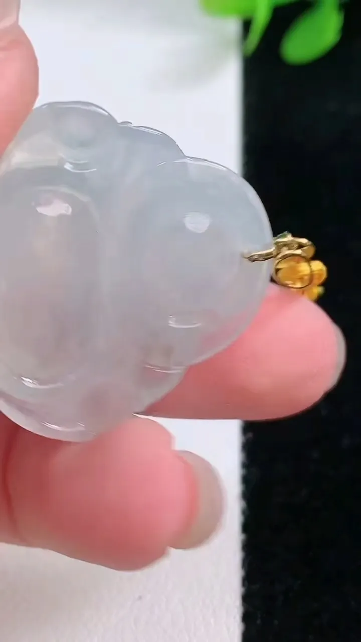 天然A货翡翠种白冰佛公吊坠，尺寸27.8-30.8-5.7，重量:7.37g
11月29日