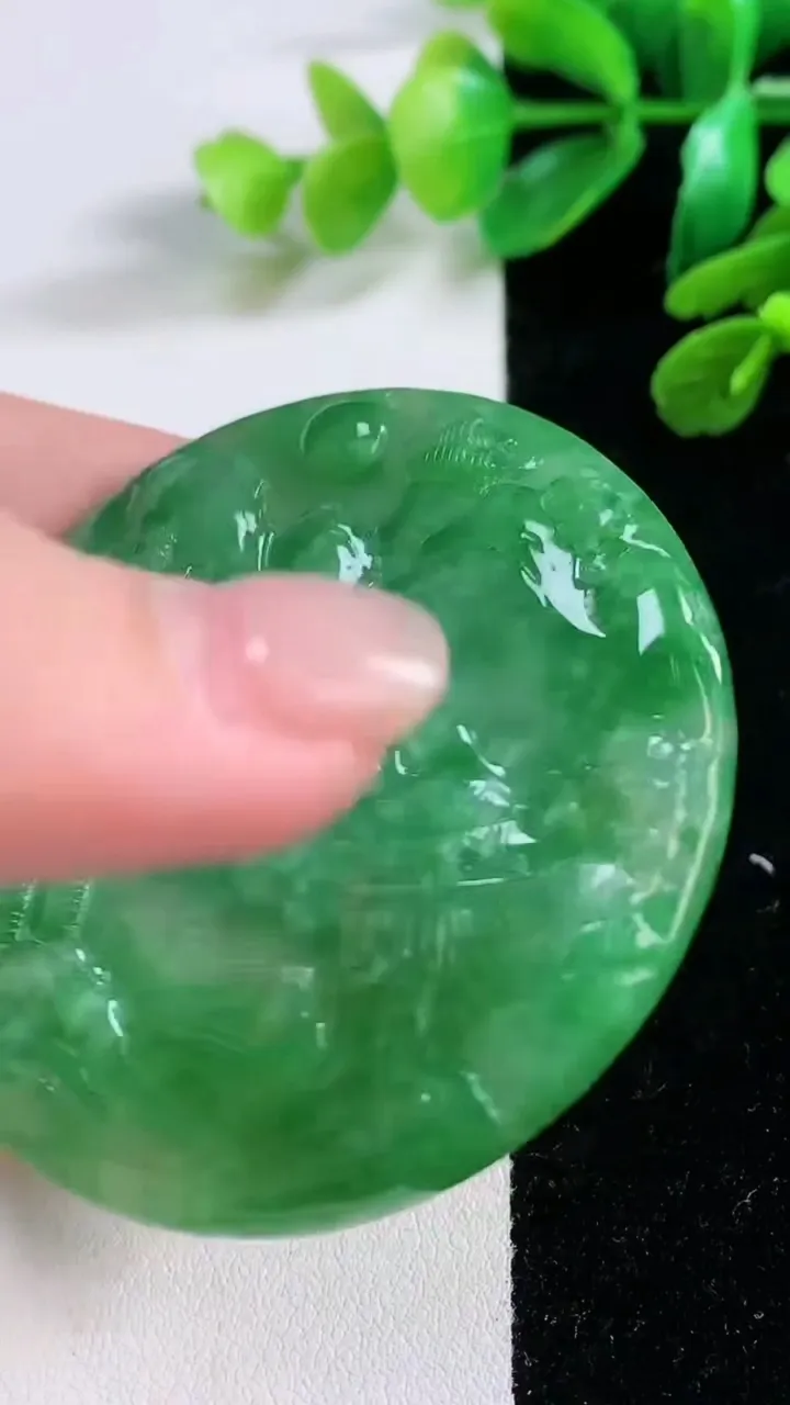 天然A货翡翠山水牌吊坠，尺寸 56.2-56.2-5.8，重:38.10g
11月29日