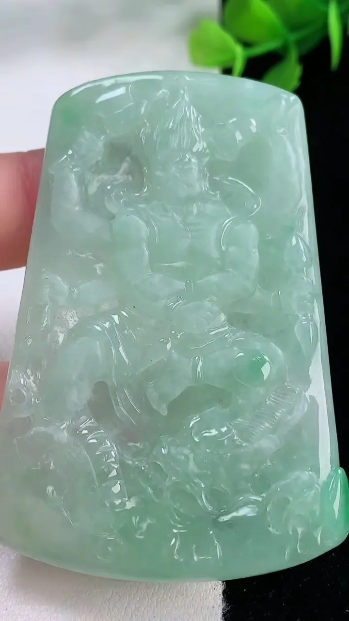 天然A货翡翠不动明王吊坠，尺寸65.4-42.6-5.6，重量:34.56g
11月29日