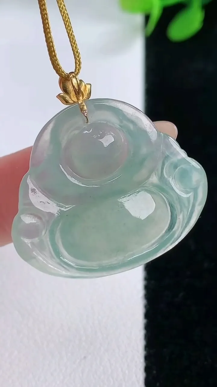 天然A货翡翠佛公，尺寸25.4-29.2-4.4，重量:4.68g
11月29日