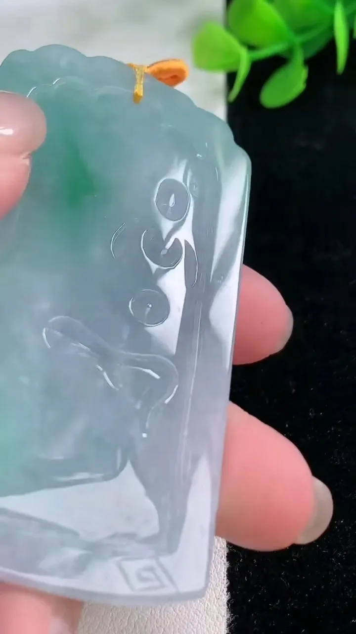 天然A货翡翠山水观音菩萨吊坠，尺寸70-44.4-6，重量:43.27g
11月29日