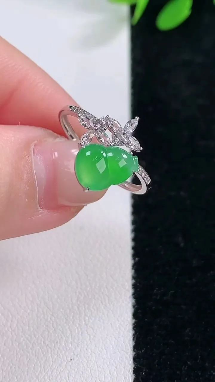 天然A货翡翠葫芦戒指，尺寸17.6-8.8-6.6-3.3，重量:1.76g2025年11月29日
工厂直销收藏佳品,种好水足，色泽均匀，有种有色，上手高大气！