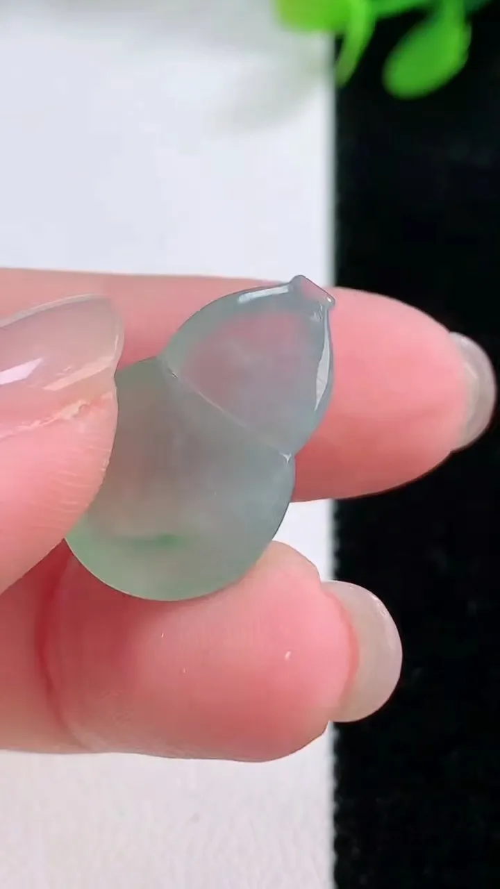 天然A货翡翠葫芦镶嵌件，尺寸21.4-14-6，重量:3.15g
11月29日