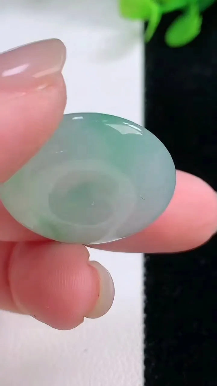 天然A货翡翠平安扣吊坠，尺寸24.7-5.8，重量:8.10g
11月29日