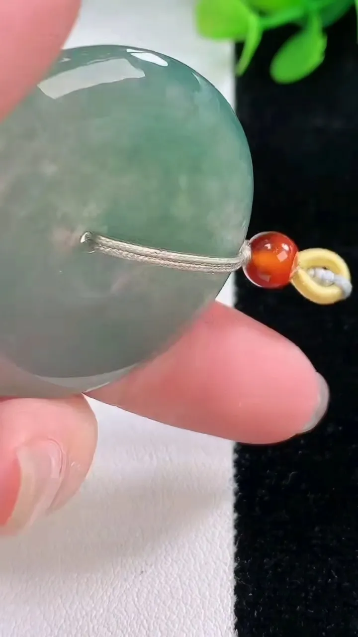 天然A货翡翠平安扣吊坠，尺寸37.5-5.9，重量:19.20g
11月29日