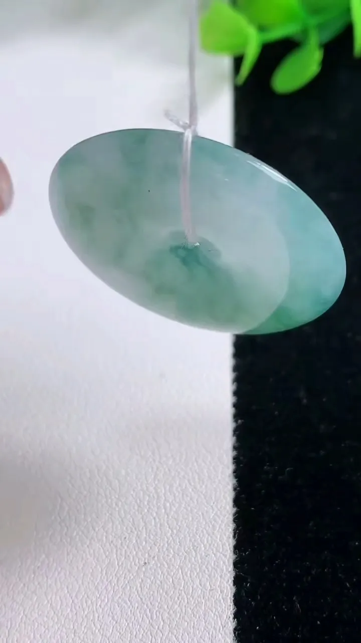 天然A货翡翠冰种飘花平安扣吊坠，尺寸34.5-5.6，重量:14.62g
11月29日