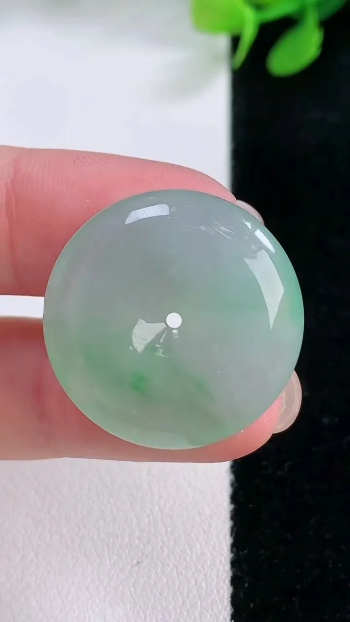 天然A货翡翠平安扣吊坠，尺寸24.7-5.8，重量:8.10g
11月29日