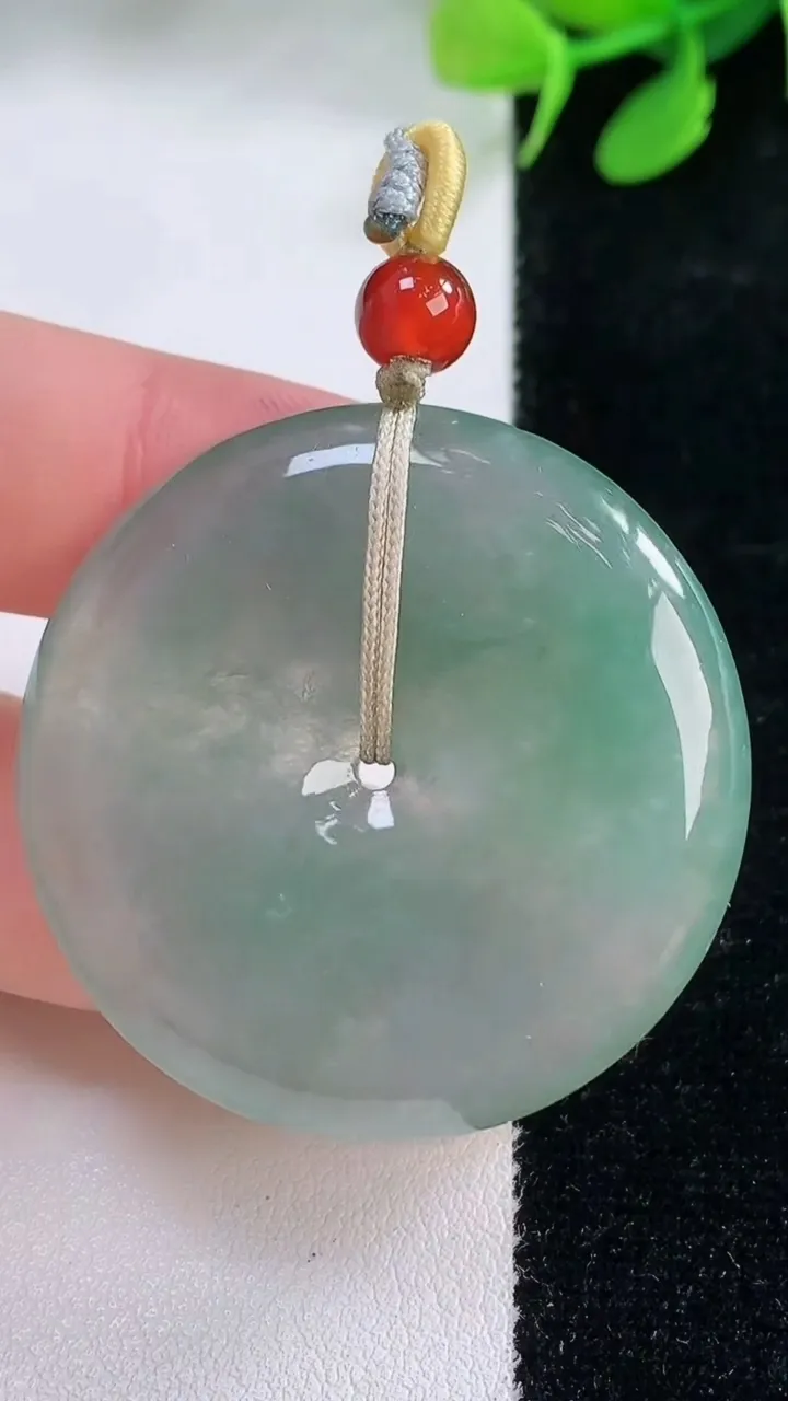 天然A货翡翠平安扣吊坠，尺寸37.5-5.9，重量:19.20g
11月29日