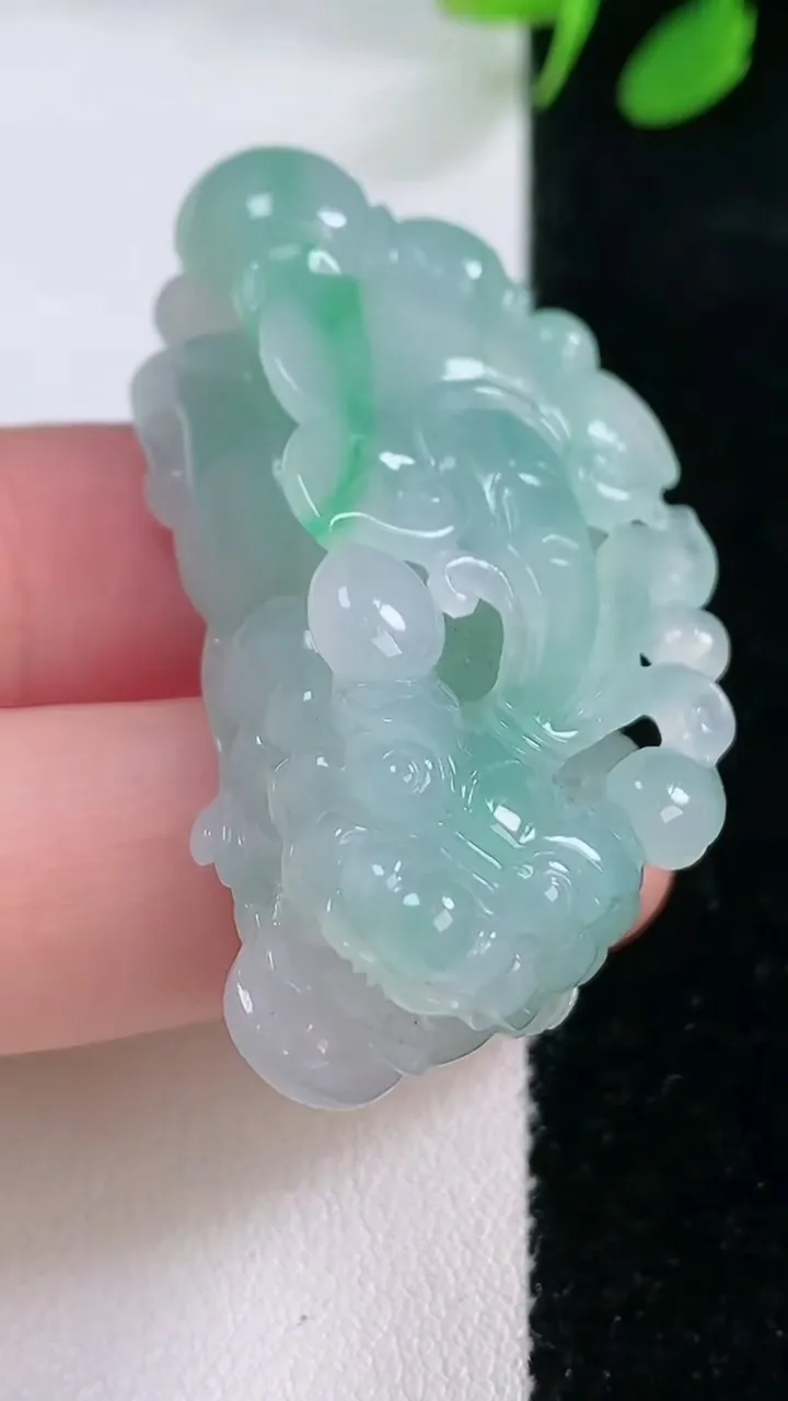 天然A货翡翠貔貅吊坠，尺寸46-21.8-14，重量:27.89g
11月29日