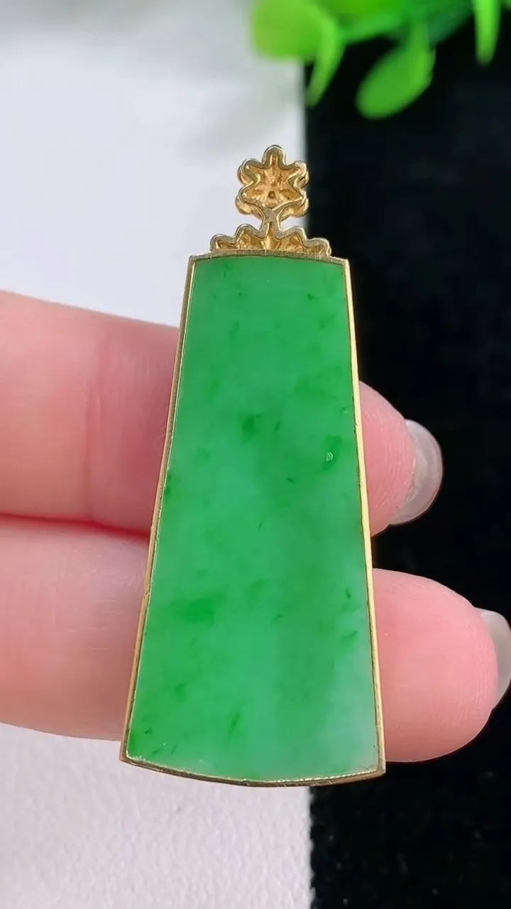 天然A货翡翠无事牌吊坠，尺寸35.2-16.6-3.2，重量:5.32g
11月29日