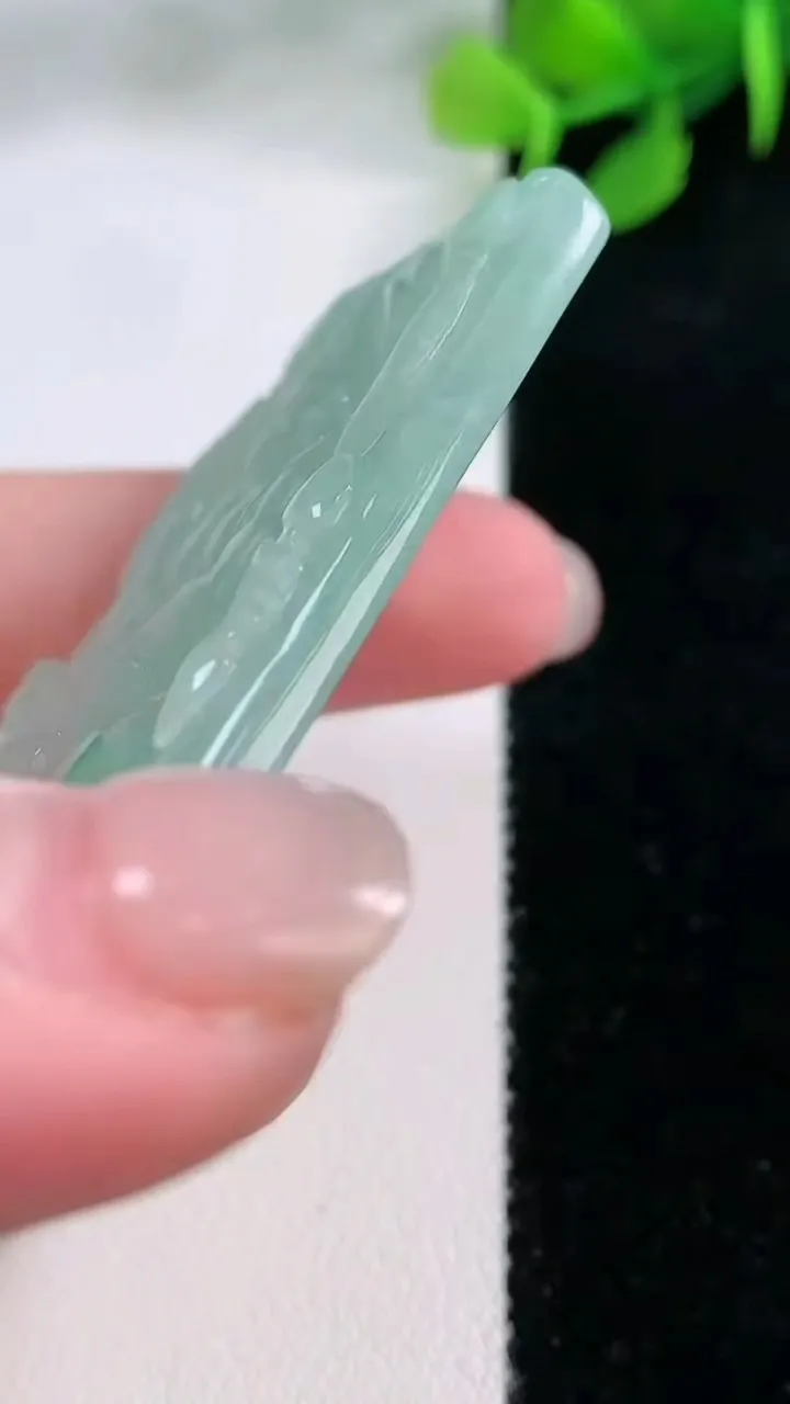 天然A货翡翠不动明王吊坠，尺寸65.4-42.6-5.6，重量:34.56g
11月29日