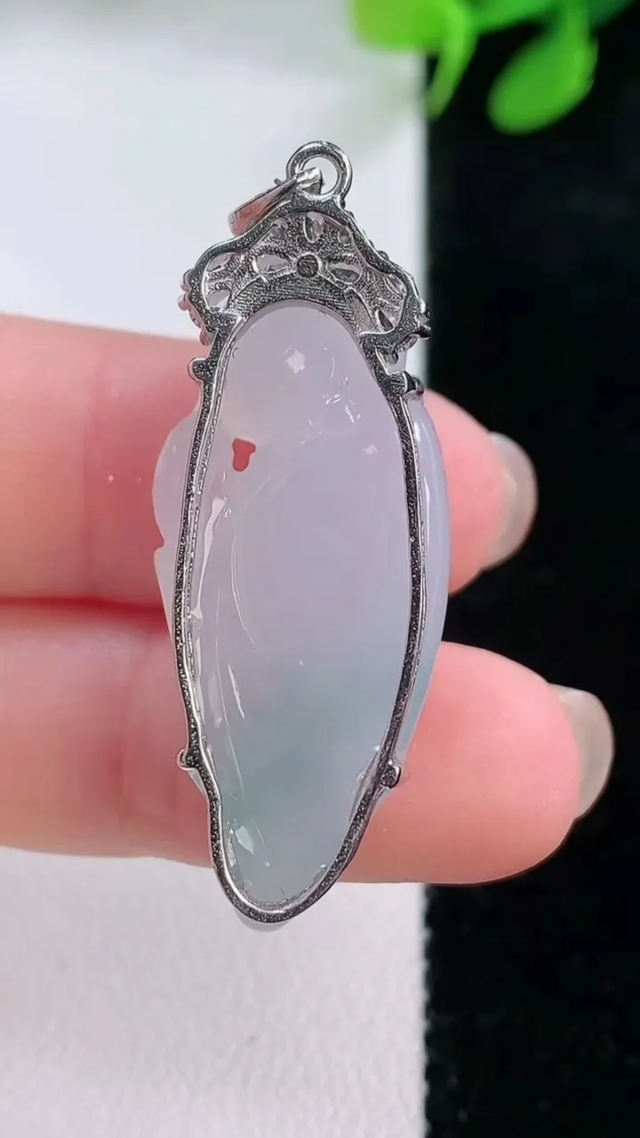 天然A货翡翠种飘花佛公吊坠，尺寸34.6-15-9.3，重量:9.61g
11月29日