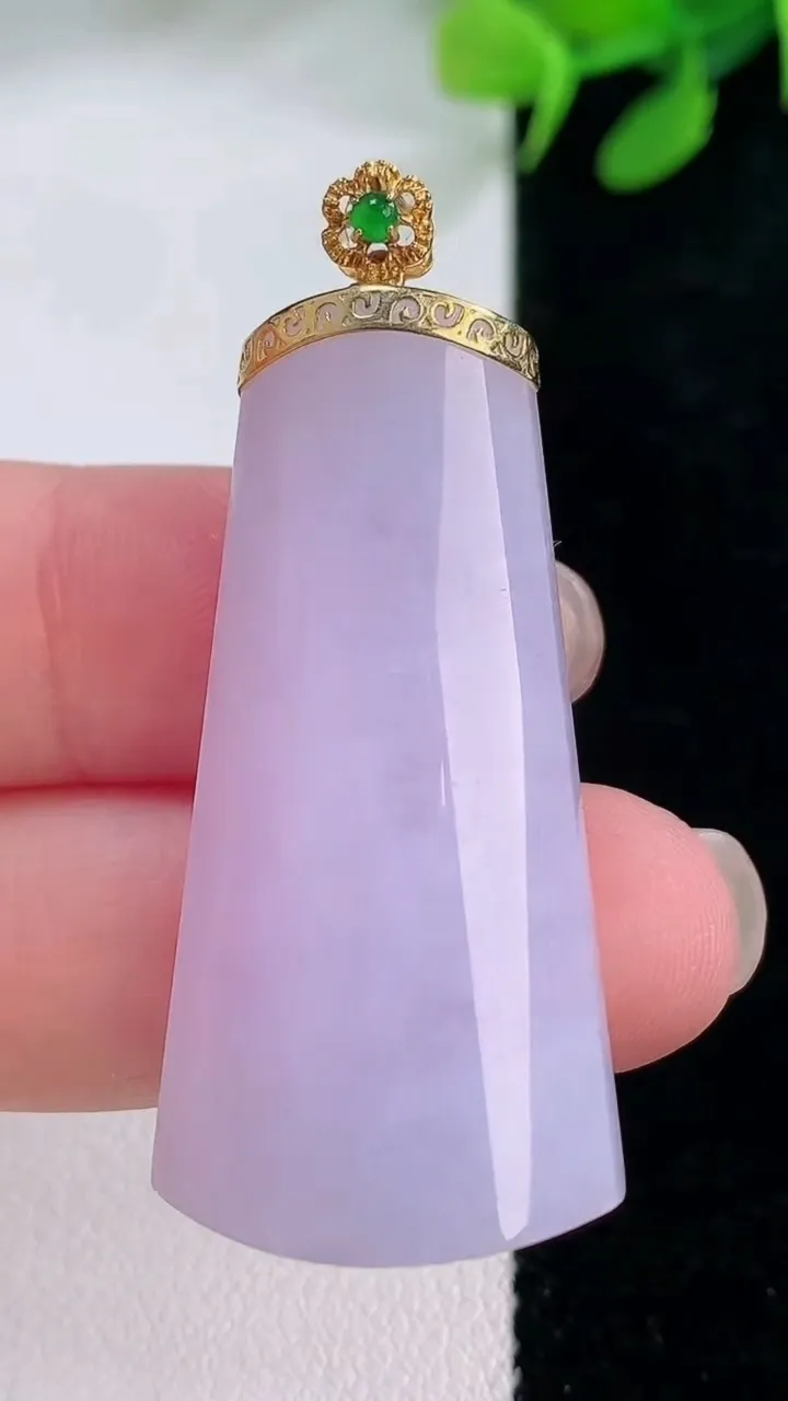 天然A货翡翠18K金紫罗兰无事牌吊坠，尺寸40.4-19-8.5，重量:14.10g
11月29日