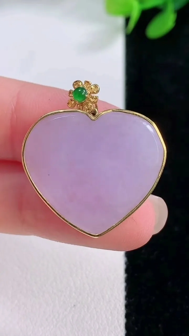 天然A货翡翠18K金紫罗兰心形吊坠，尺寸21.5-24.3-4.7，重量:6.94g
11月29日