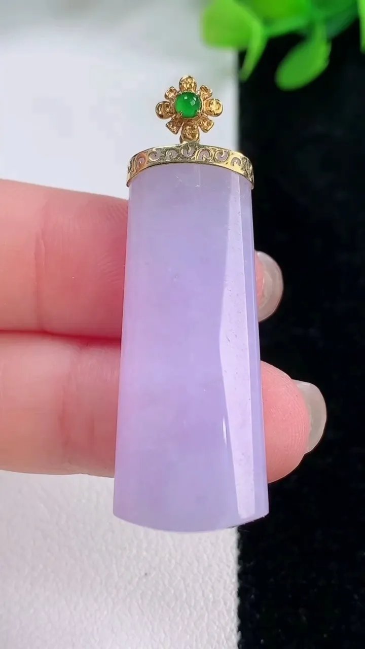 天然A货翡翠18K金紫罗兰无事牌吊坠，尺寸36.7-13.6-6，重量:9.00g
11月29日