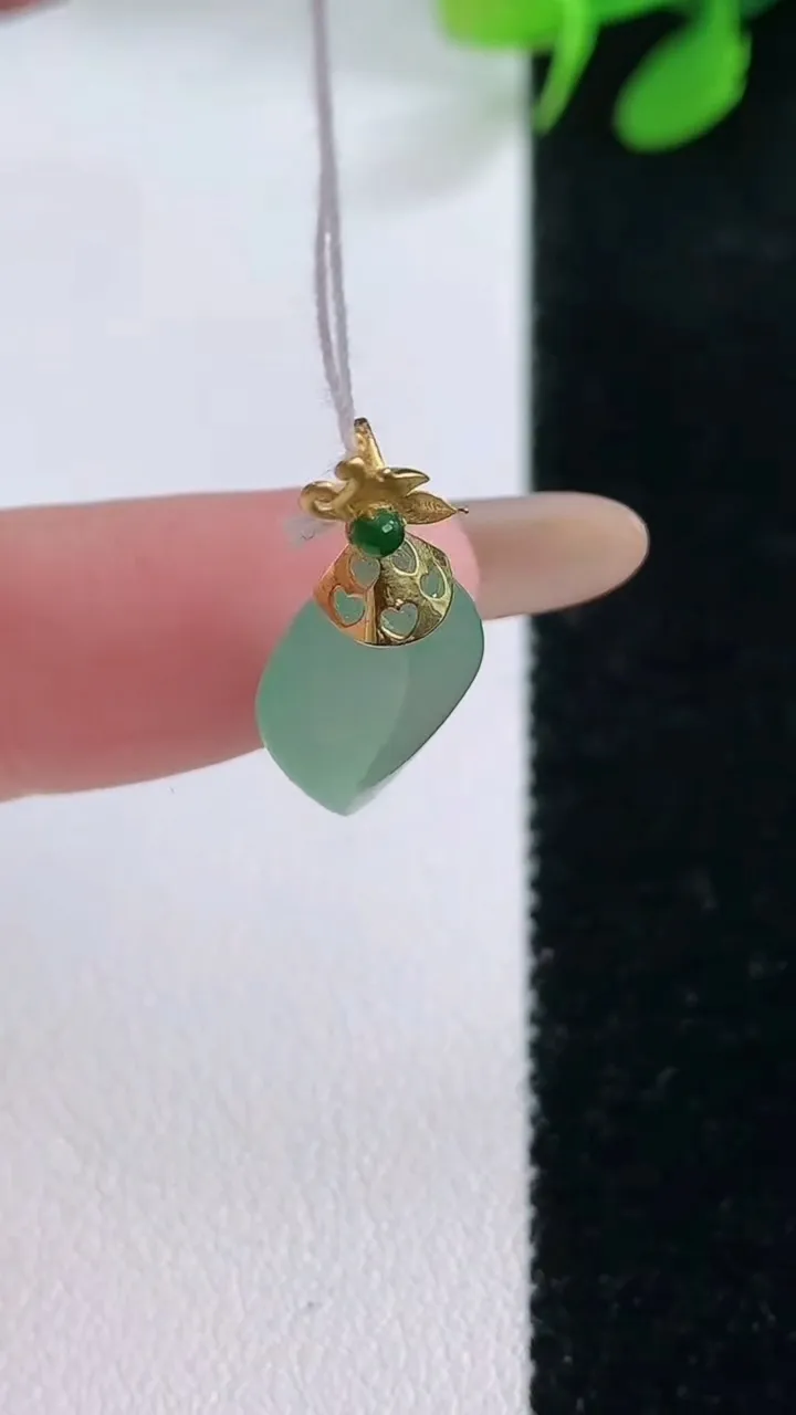 天然A货翡翠随形吊坠，尺寸16.7-9.2-4.5，重量:1.30g
11月29日