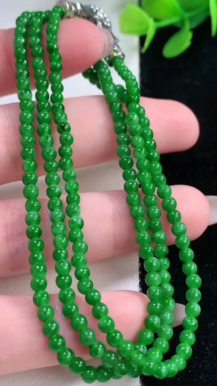 天然A货翡翠小米珠项链，尺寸2.8-199颗，重量:11.15g11月29日
工厂直销收藏佳品,种好水足，色泽均匀，有种有色，上手高大气！