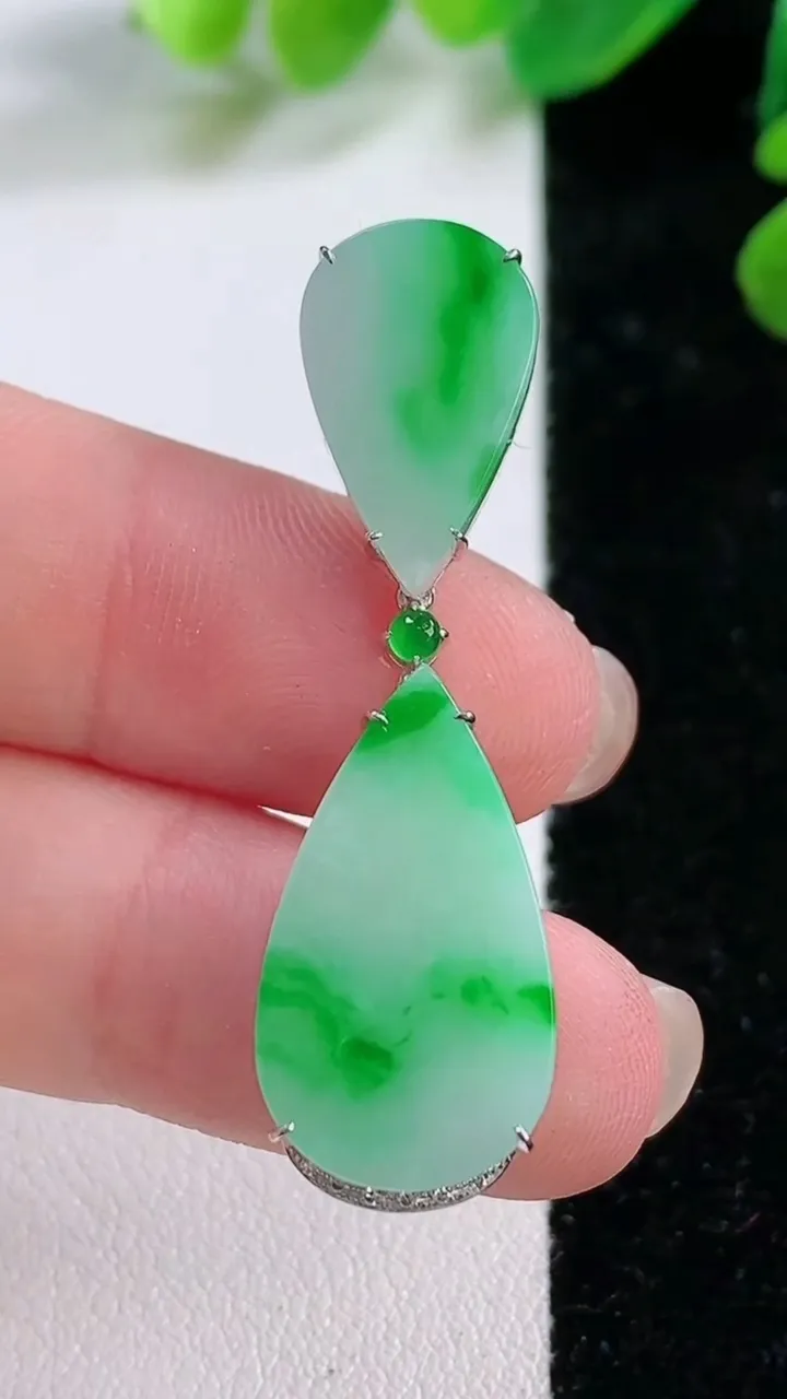 天然A货翡翠水滴吊坠，尺寸 42.2-12-5.5，重:4.15g
11月29日