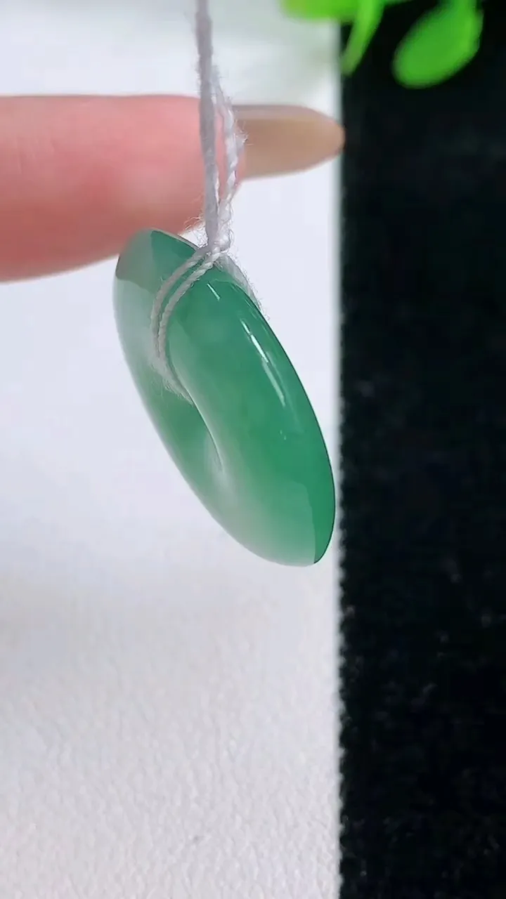 天然A货翡翠平安扣吊坠，尺寸23.7-5.6，重量:6.81g
11月29日