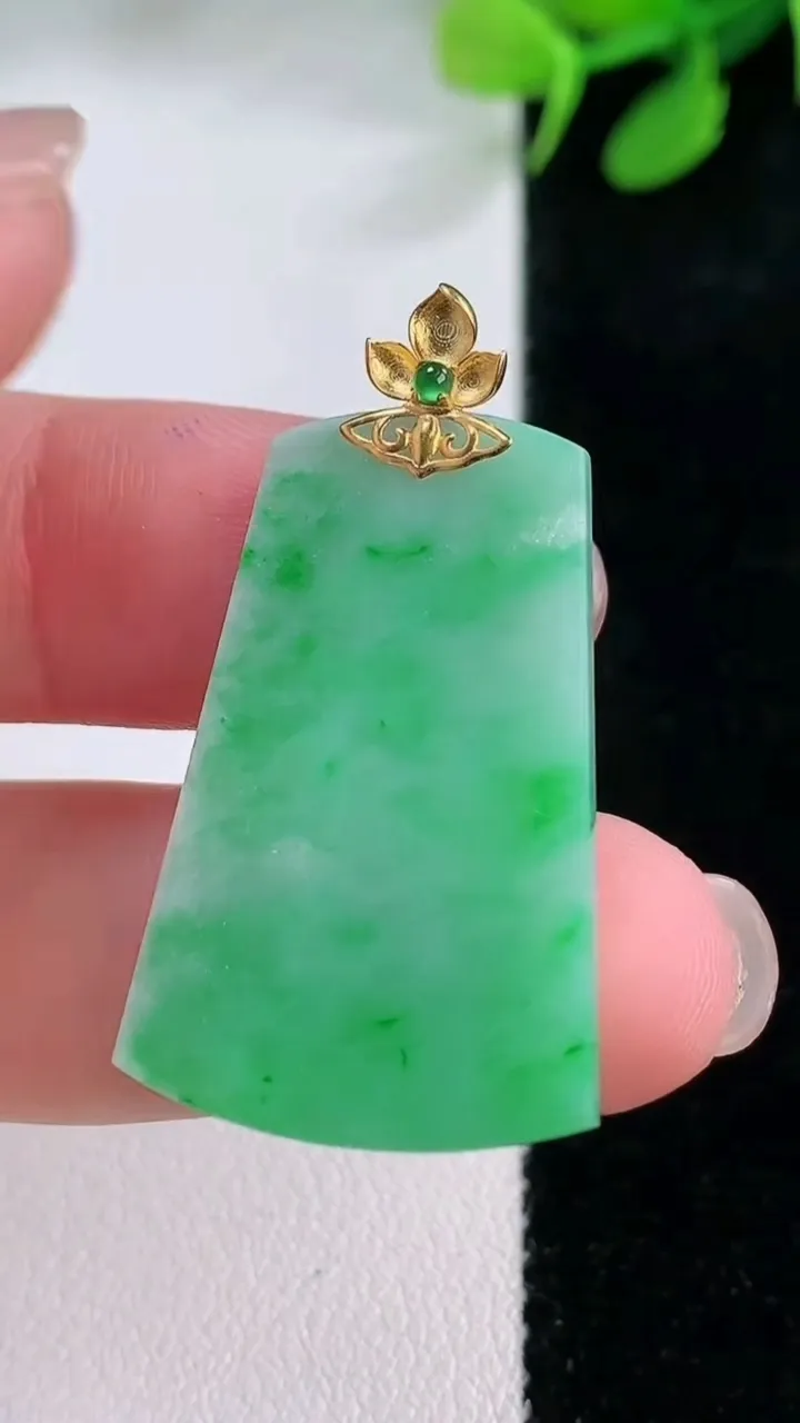 天然A货翡翠无事牌吊坠，尺寸31.4-20.2-2.4，重量:4.29g
11月29日