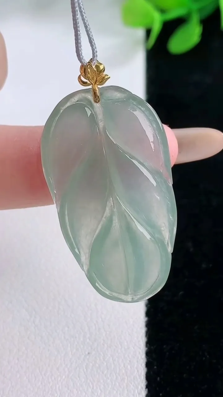 天然A货翡翠金枝玉叶 叶子吊坠，尺寸34-19.2-4，重量:5.05g
11月29日