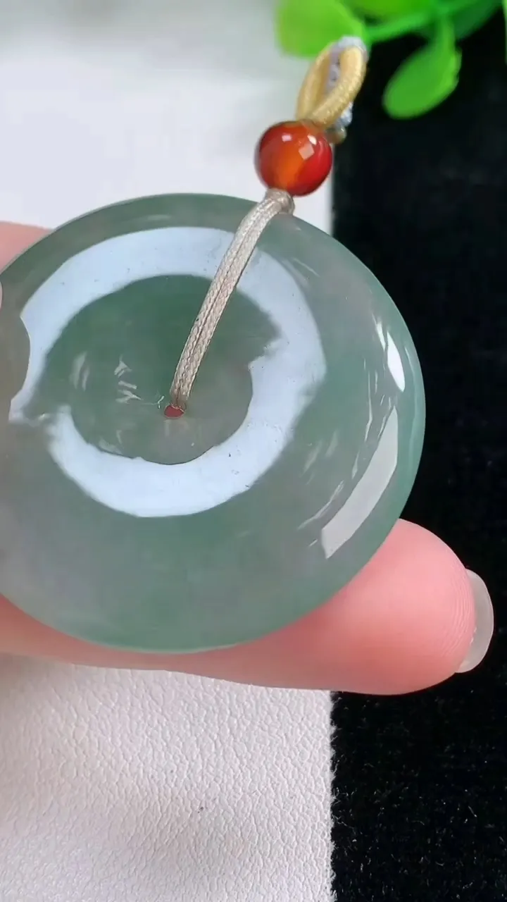 天然A货翡翠平安扣吊坠，尺寸37.5-5.9，重量:19.20g
11月29日