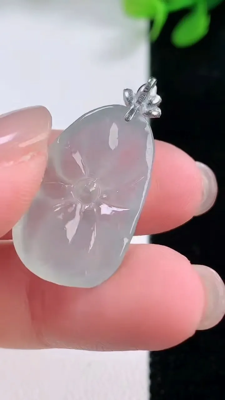 天然A货翡翠种白冰年年有余吊坠，尺寸24-15.2-4.2，重量:3.68g
11月29日