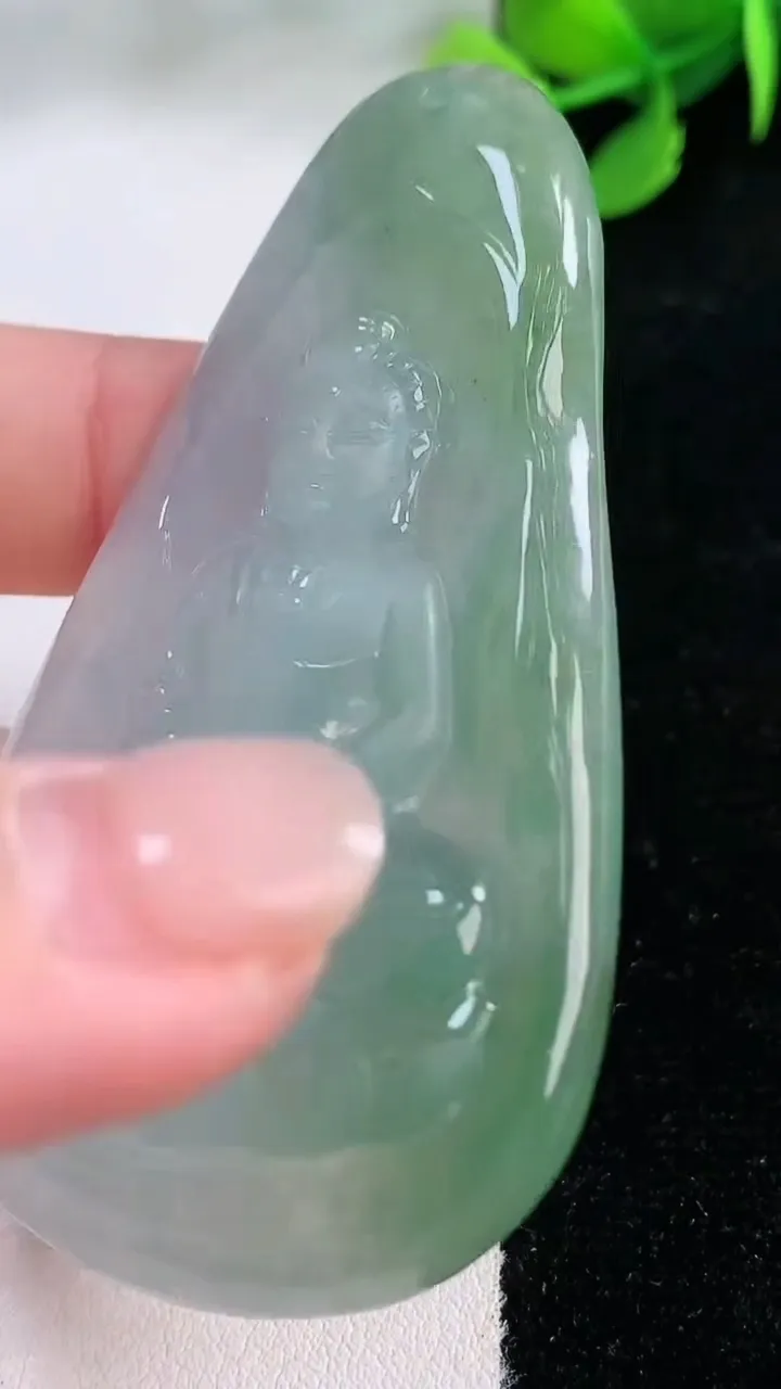 天然A货翡翠大日如来吊坠，尺寸67.8-39-6.8，重量:31.70g
11月29日