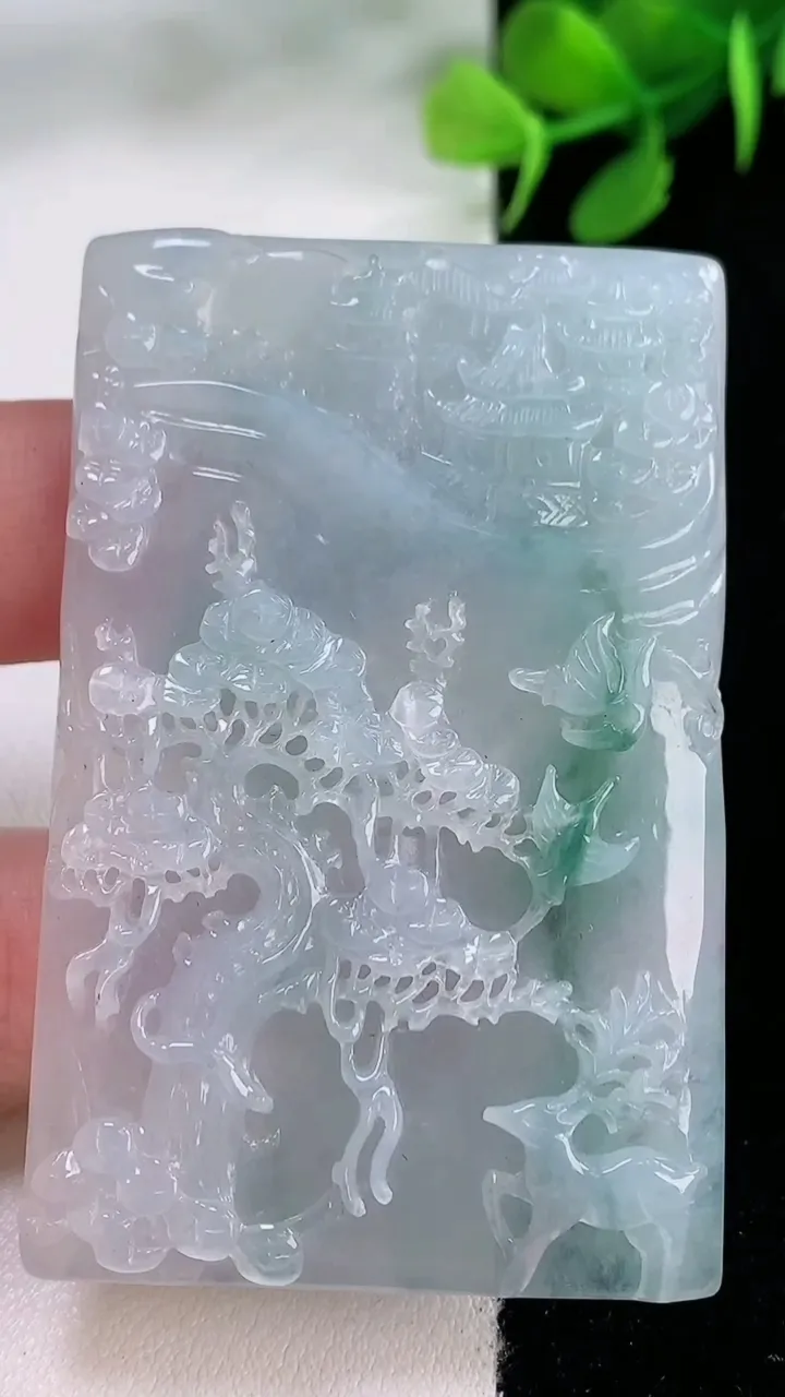 天然A货翡翠牌吊坠，尺寸60.2-39-6.2，重量:32.06g
11月29日