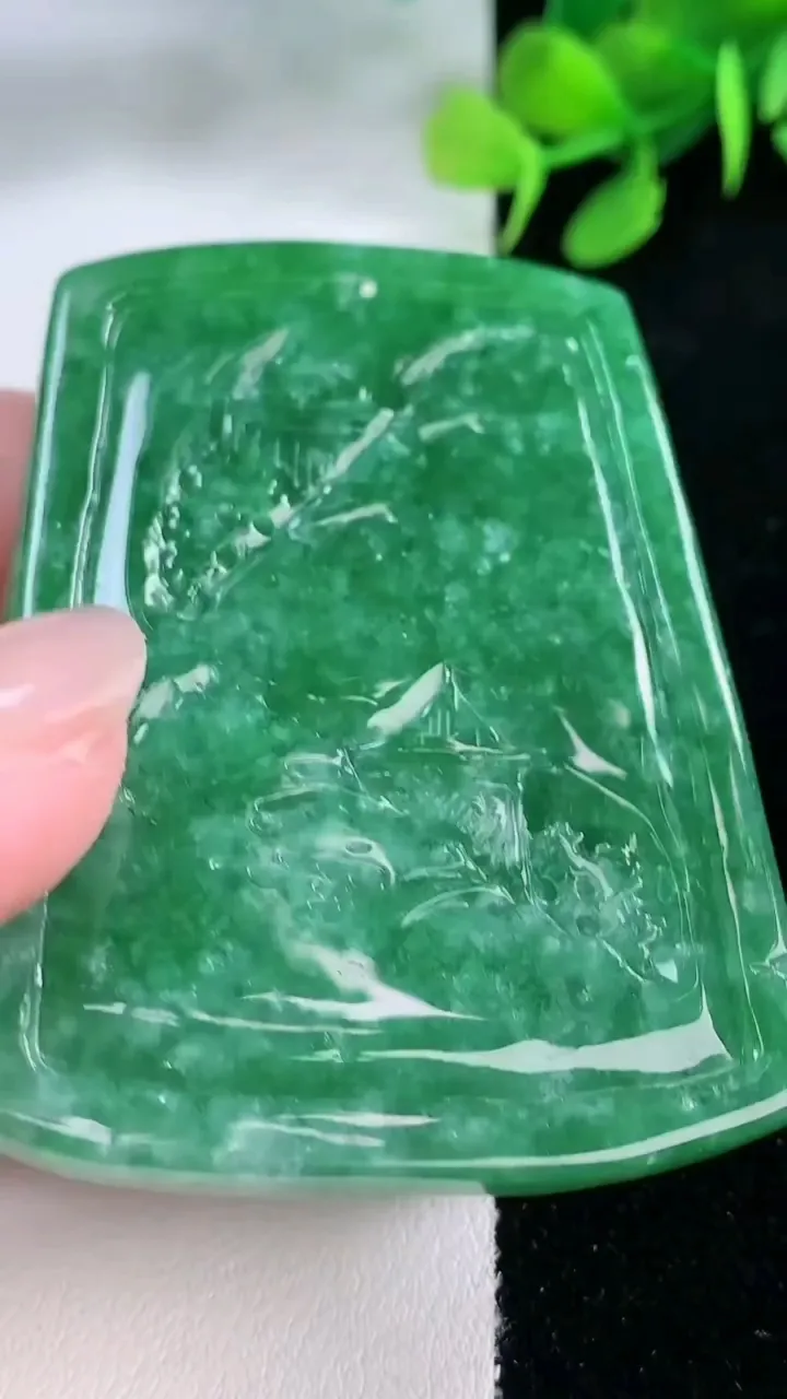 天然A货翡翠山水牌吊坠，尺寸60.8-47.2-8，重量:51.30g
11月29日