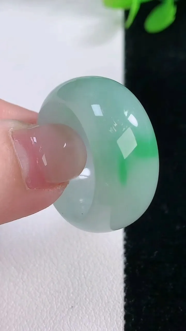 天然A货翡翠指环扳指，尺寸18.7-11.7-4，重量:11.33g2025年11月29日
工厂直销收藏佳品,种好水足，色泽均匀，有种有色，上手高大气！