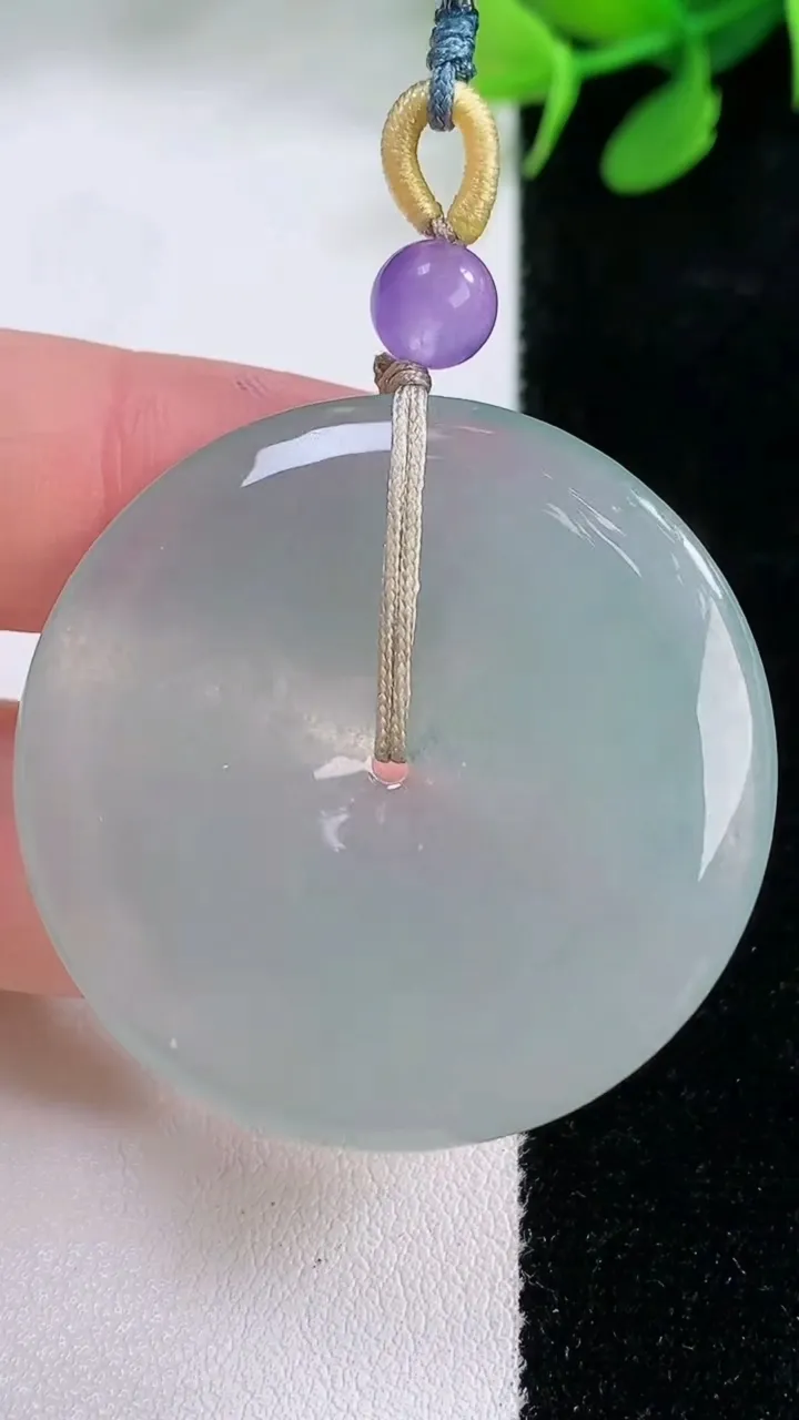 天然A货翡翠平安扣吊坠，尺寸37.5-5.3，重量:16.35g
11月29日