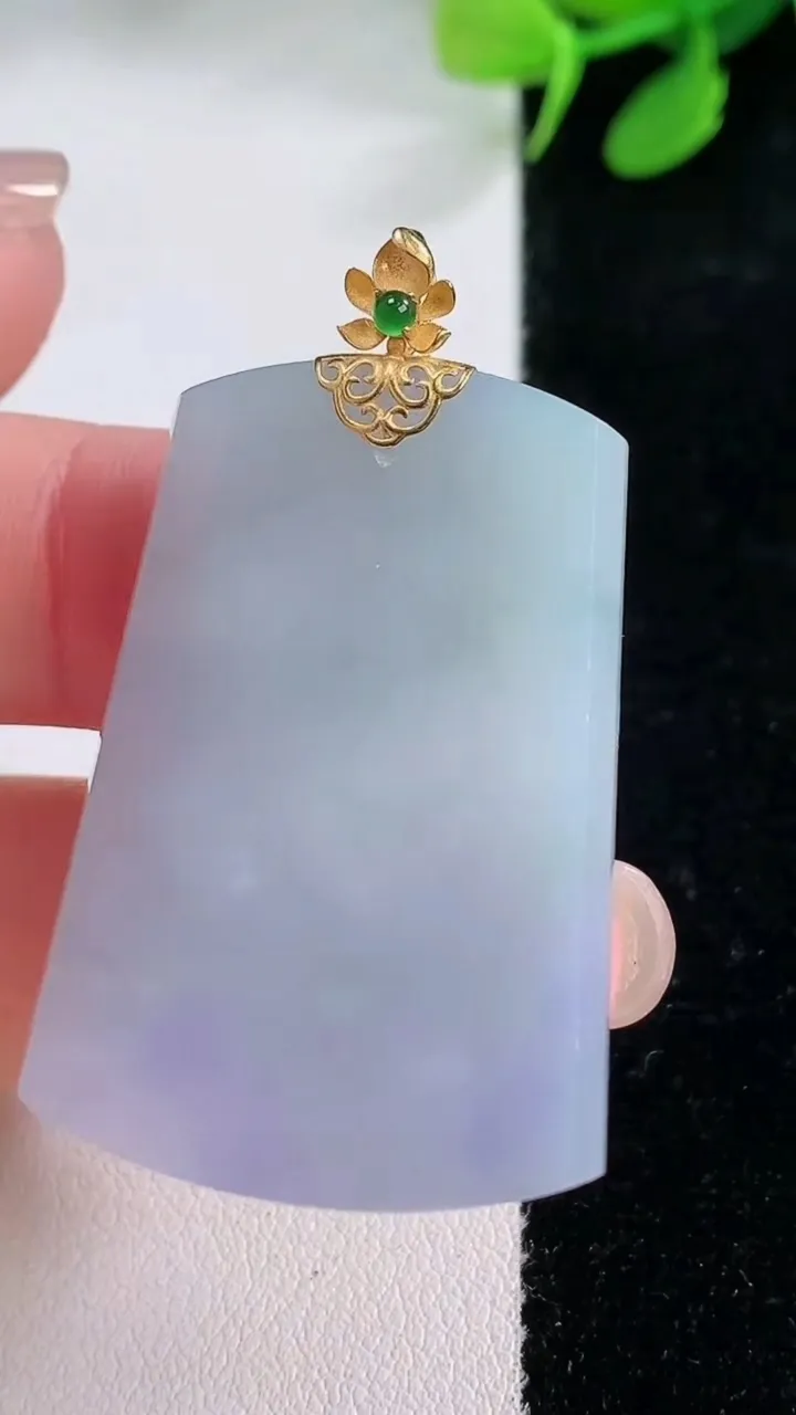 天然A货翡翠18K金紫罗兰无事牌吊坠，尺寸38.2-26.8-3.6，重量:10.80g
11月29