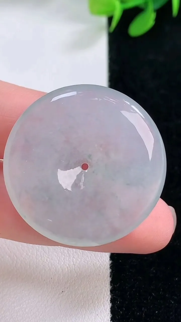 天然A货翡翠冰种飘花平安扣吊坠，尺寸32.2-5.8，重量:13.55g
11月29日