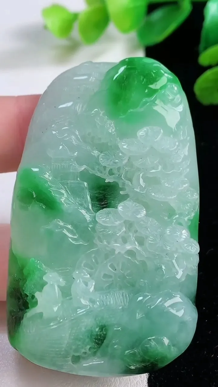 天然A货翡翠山水牌吊坠，尺寸 61-35-10，重:55.38g
11月29日