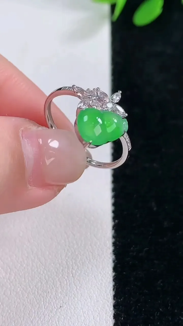 天然A货翡翠葫芦戒指，尺寸17.6-8.8-6.6-3.3，重量:1.76g2025年11月29日
工厂直销收藏佳品,种好水足，色泽均匀，有种有色，上手高大气！